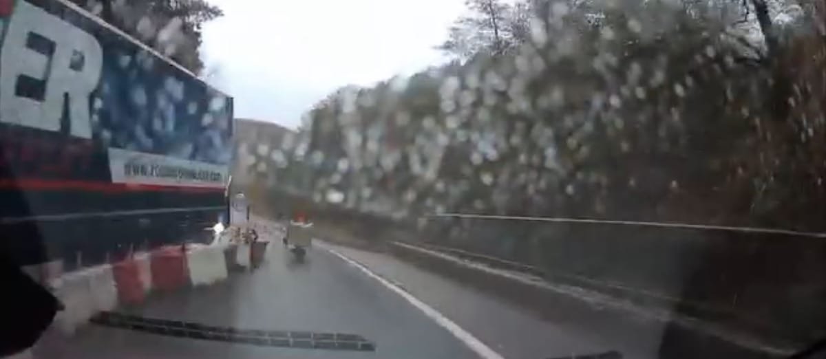 VIDEO. Cluj: un șofer de TIR a fugit de la locul faptei după ce a fost la un pas să provoace un accident
