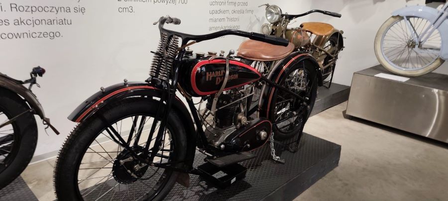 VIDEO. Harley-Davidson și Indian, rivalele din industria americană, expuse alături în expoziții