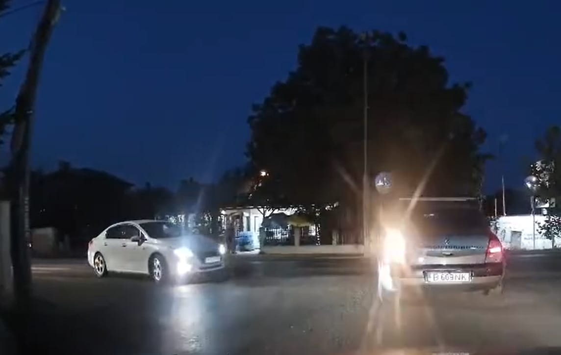 VIDEO. Motociclist aruncat în aer peste o mașină, în urma unui impact violent