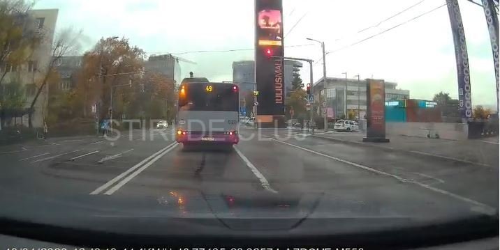VIDEO. Șofer CTP filmat trecând pe roșu pe cea mai lungă linie din oraș, la un pas de accident