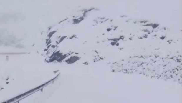 VIDEO Transfăgărășan: ninge abundent, iar DRDP Brașov decide astăzi dacă închide drumul
