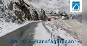 VIDEO Transfăgărășan: ninge în zona înaltă, drumarii acționează cu utilaje cu lamă și material antiderapant