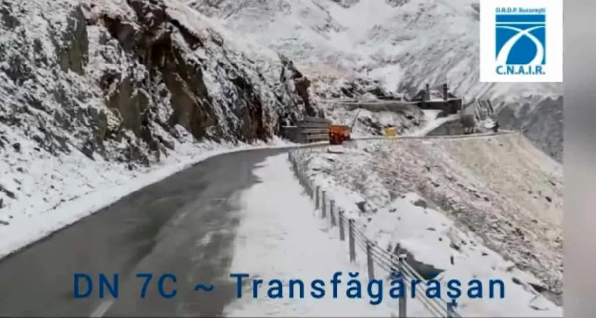 VIDEO Transfăgărășan: ninge în zona înaltă, drumarii acționează cu utilaje cu lamă și material antiderapant