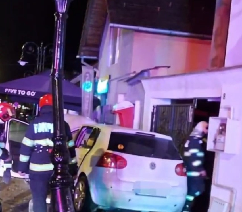 VIDEO Zărnești: tânăr de 19 ani cu permisul de mai puțin de două luni, accident cu un pasager rănit