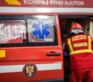 Viișoara, Bistrița: două mașini implicate într-un accident, o persoană transportată la spital