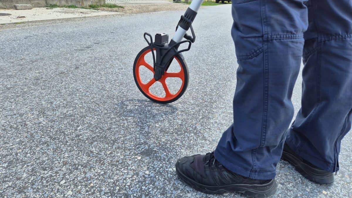 Vințu de Jos: fetiță de 11 ani care mergea pe bicicletă, lovită de o mașină și transportată la spital