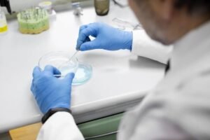 Viruși AI create într-un laborator din California: cercetătorii au depus cerere de brevet