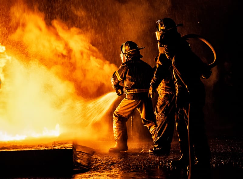 Vlădești, Vâlcea: incendiu violent la o clădire dintr-o fostă unitate militară, cu peste 50 de pompieri
