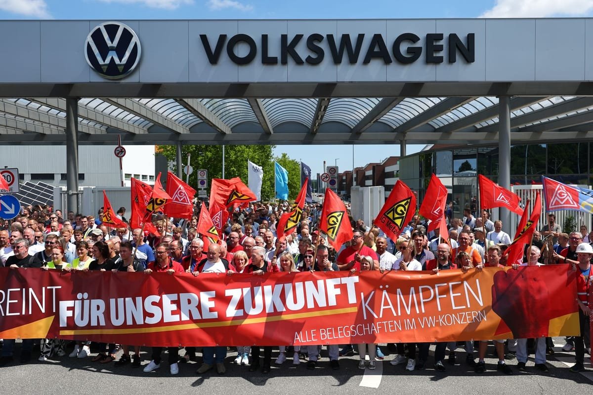 Volkswagen pierde 5,82 miliarde de euro într-un trimestru și reduce costurile cu 20% până în 2028