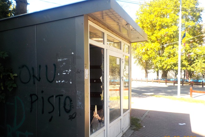 Vulcan: chioșcul de ziare din fața liceului pare abandonat de proprietar