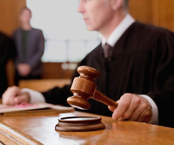 Vulcan: Judecătoria a respins ordinul de protecție cerut de vecinii unei septuagenare acuzată de amenințări