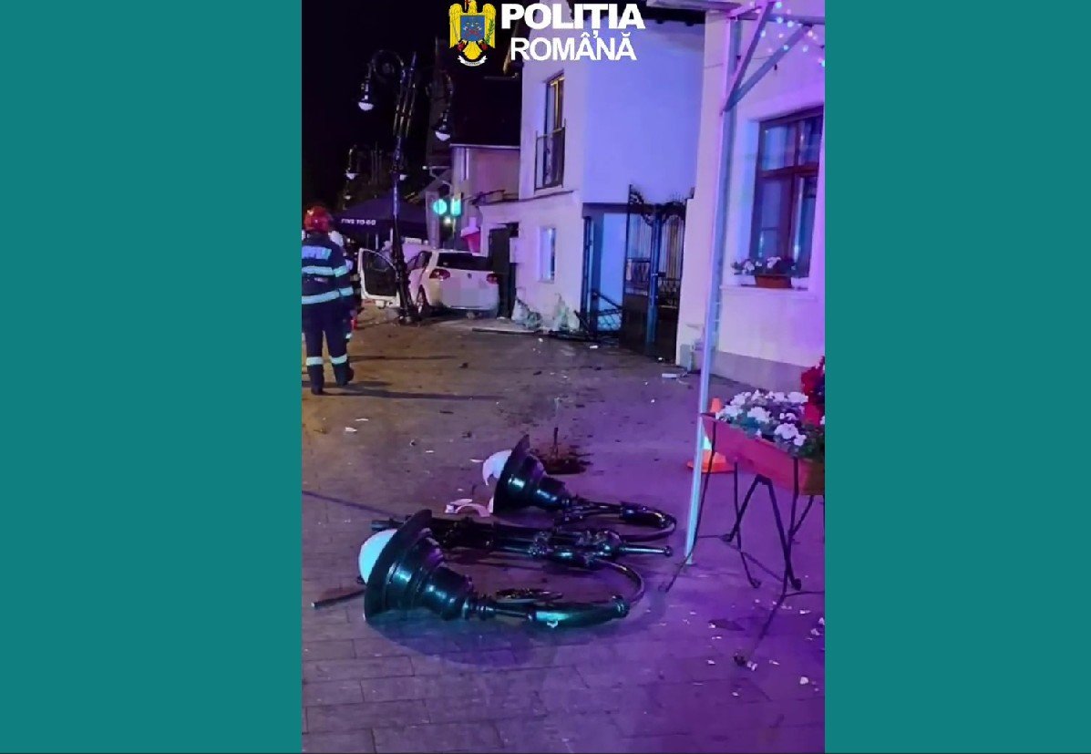 Zărnești: șofer de 19 ani a pierdut controlul mașinii, a distrus mobilier urban și garduri; pasager rănit