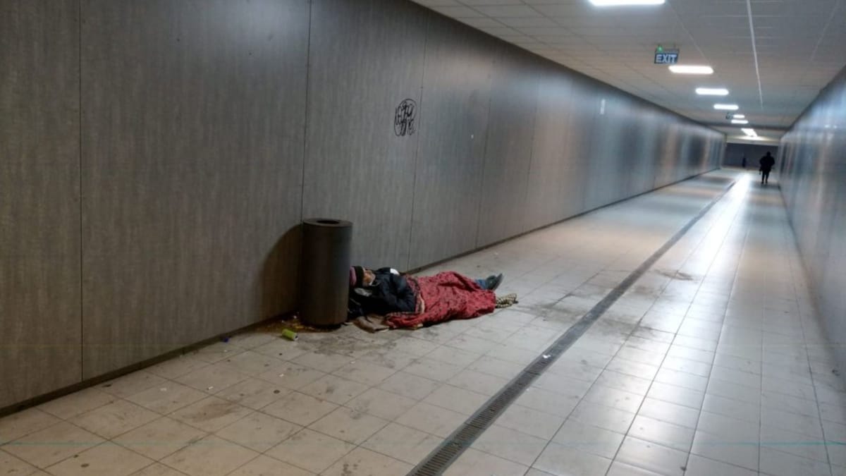 Zona Gării din Cluj-Napoca: mizerie, mirosuri pestilențiale și persoane fără adăpost, văzute de un clujean