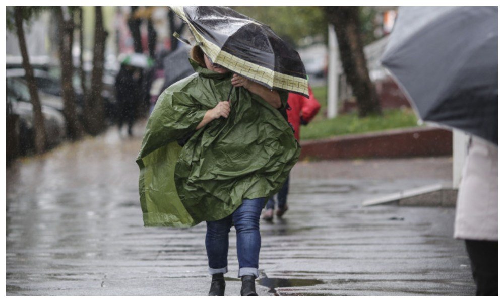 Zona montană, afectată de ploi, ninsoare și vânt; se estimează un strat de zăpadă de 5-8 centimetri